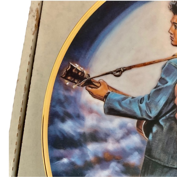Elvis Presley Memorabilia 
Rockin' In The Moonlight' Porcelain Plate - Picture 6 of 12